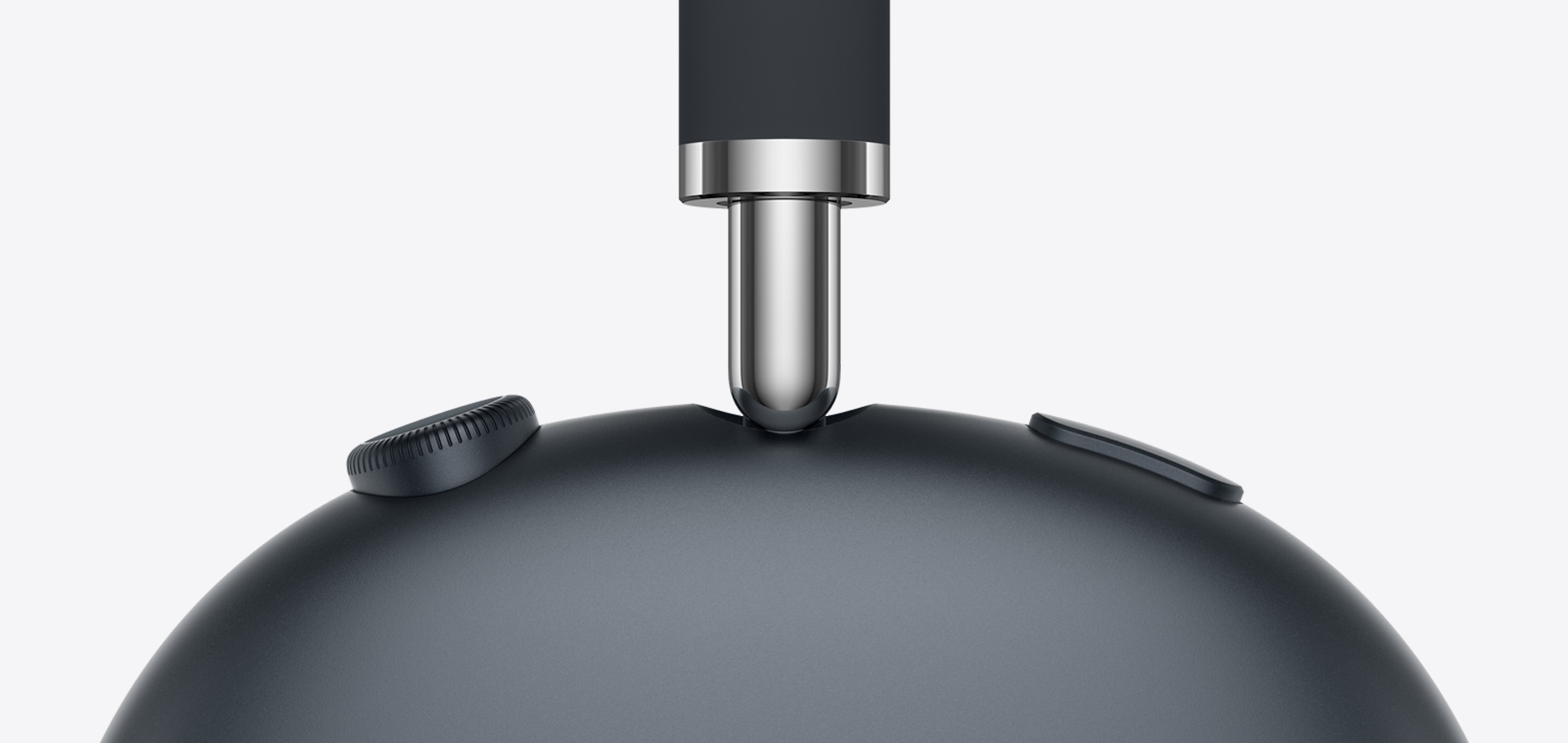 صورة مقربة للجهة الجانبية من سماعات AirPods Max بلون سماء الليل.