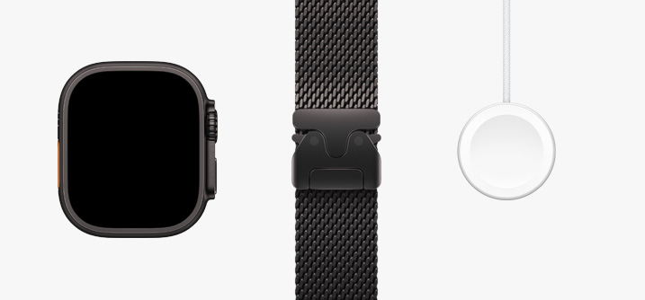 Vierekkäin: Apple Watch Ultra 2 ‑laite edestä, oranssi ja beige Trail-ranneke ja magneettinen pikalaturi−USB‑C-johto.