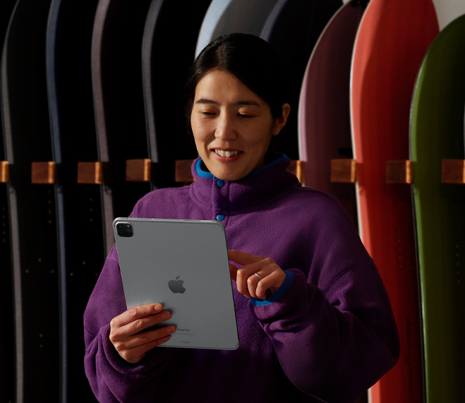 Dueña de una pequeña empresa revisa el inventario en un iPad.