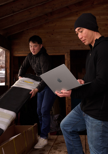 Empleados revisan el inventario en un iPad.