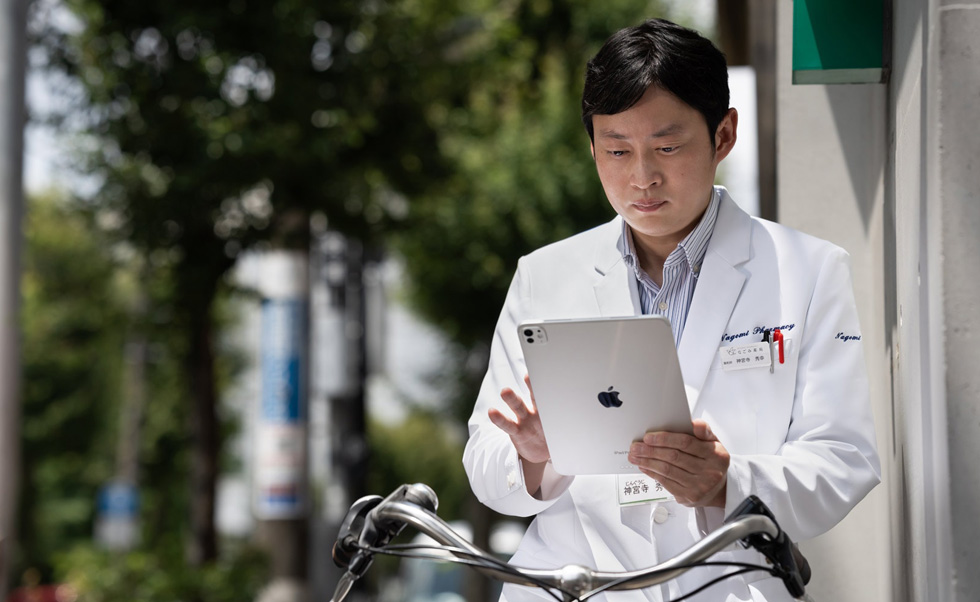 iPad의 뛰어난 이동성 덕분에 약사들은 도시 전역으로 편리하게 가정 방문을 할 수 있습니다.
