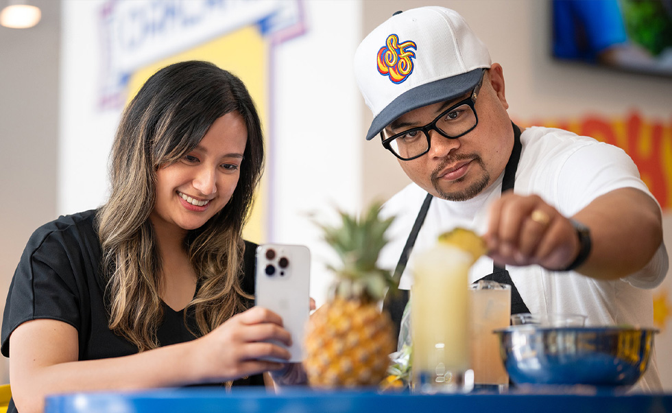 El equipo crea contenidos atractivos en el iPhone para compartir con sus clientes.
