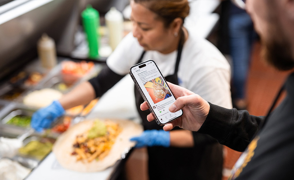 Slack en el iPhone ayuda a los equipos de Señor Sisig a comunicarse fácilmente entre todos los locales.