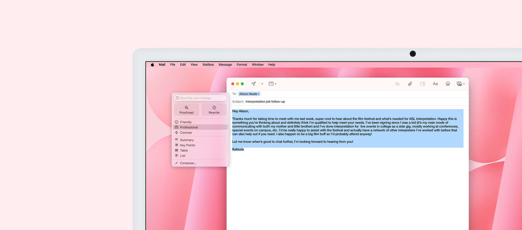 iMac-skärm med appen Mail och funktionen Skrivverktyg. Ett mejlutkast är markerat och alternativet Professional Tone visas intill det