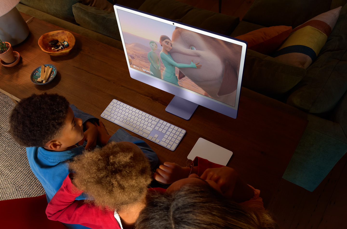 Tre barn tittar på tv-serien WondLa på iMac