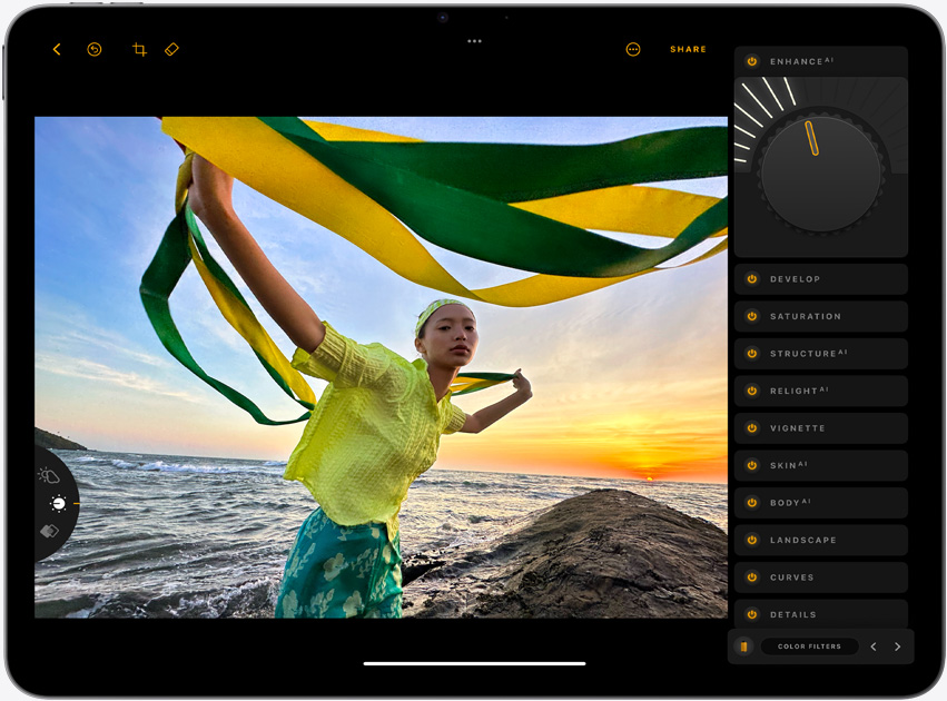 iPad Air بالوضع الأفقي، تعرض شاشته صورة لفتاة تحمل أشرطة صفراء وخضراء وهي تقف أمام مشهد غروب الشمس فوق المحيط