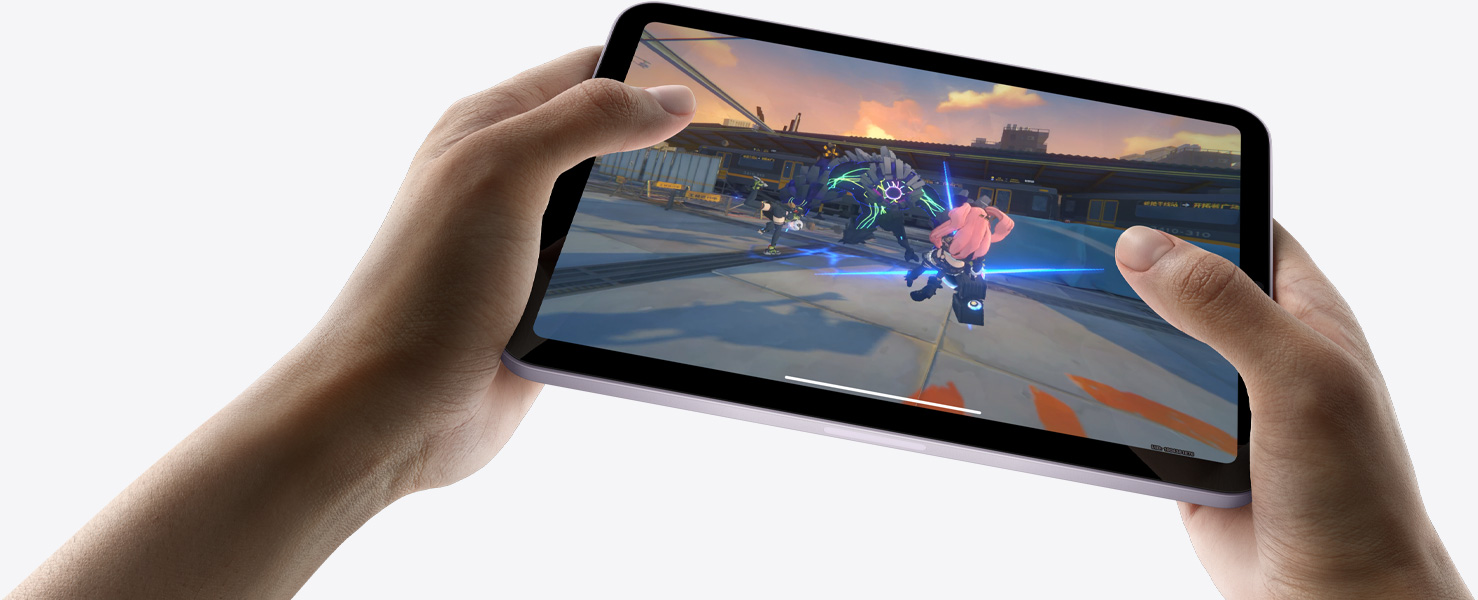 Kasutaja hoiab iPad mini horisontaalses asendis, mängides nõudliku graafikaga mängu.