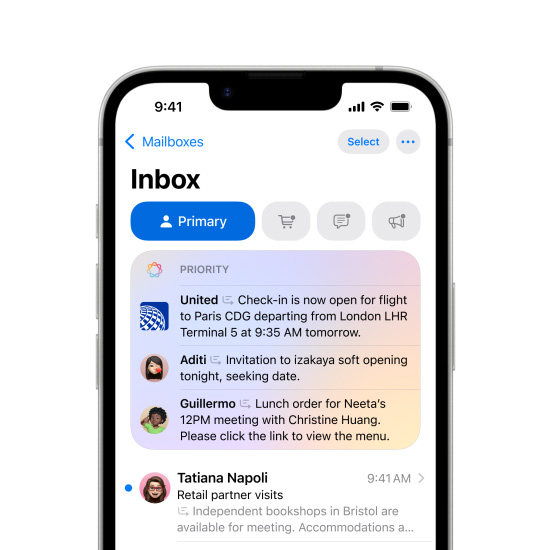 صورة لعرض جزئي من شاشة iPhone 16e تظهر الرسائل ذات الأولوية في تطبيق البريد.