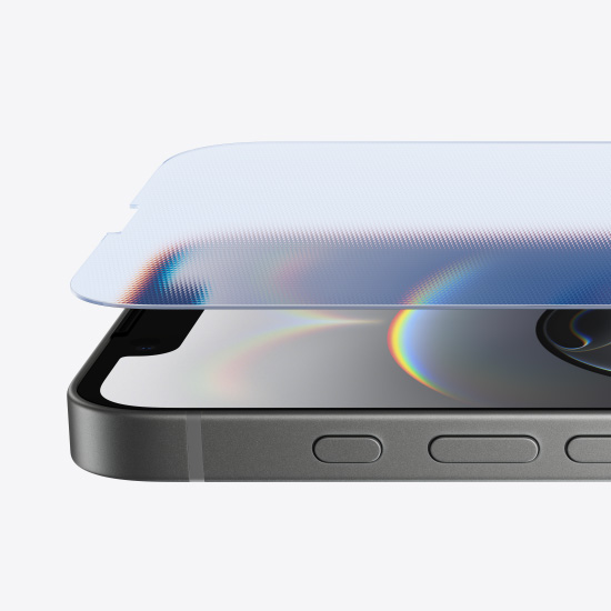 صورة جانبية لزجاج درع السيراميك فوق iPhone 16e باللون الأسود وزر الإجراءات.