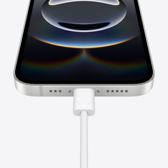 كابل شحن USB-C متصل بجهاز iPhone 16e‏.