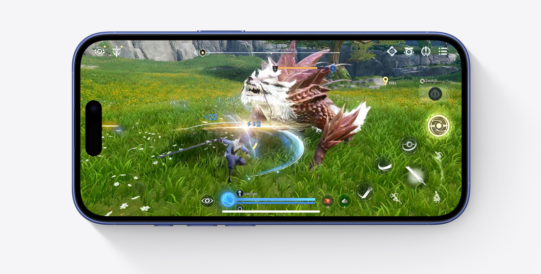 iPhone 16 في الوضع الأفقي يعرض مشهداً من لعبة الفيديو Honor of Kings: World.
