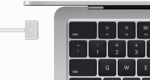 MacBook Air en finition argent avec câble MagSafe assorti