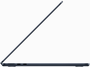 صورة جانبية لجهاز MacBook Air بلون سماء الليل