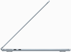 صورة جانبية لجهاز MacBook Air باللون الأزرق السماوي