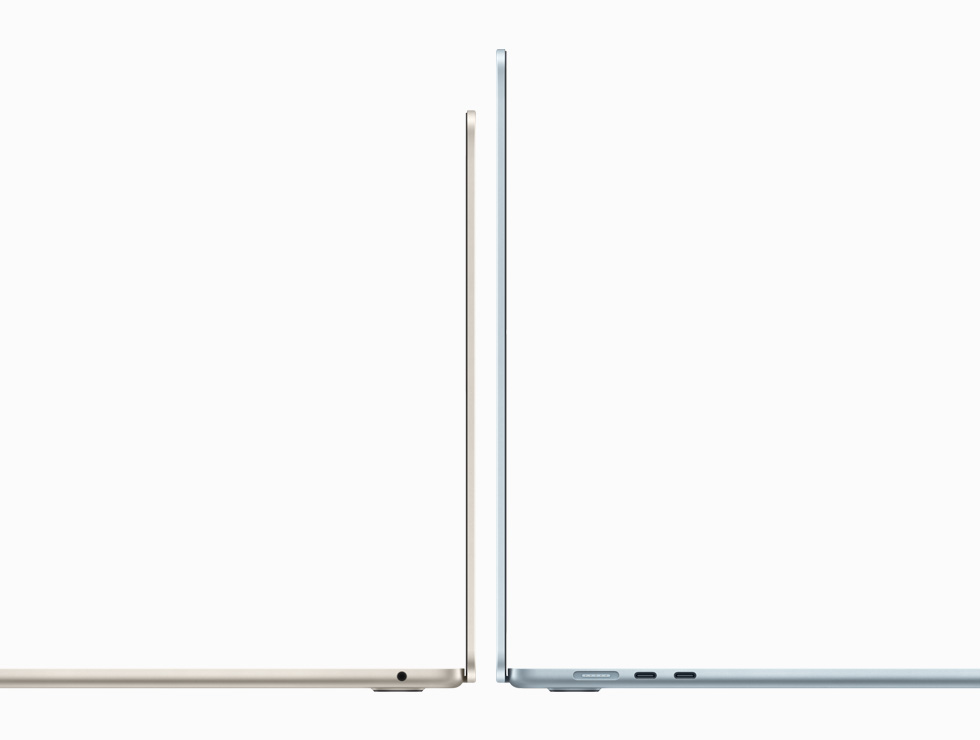 جهاز MacBook Air مقاس 13 إنش وجهاز MacBook Air مقاس 15 إنش معروضان ظهراً لظهر لإبراز اختلاف المقاس
