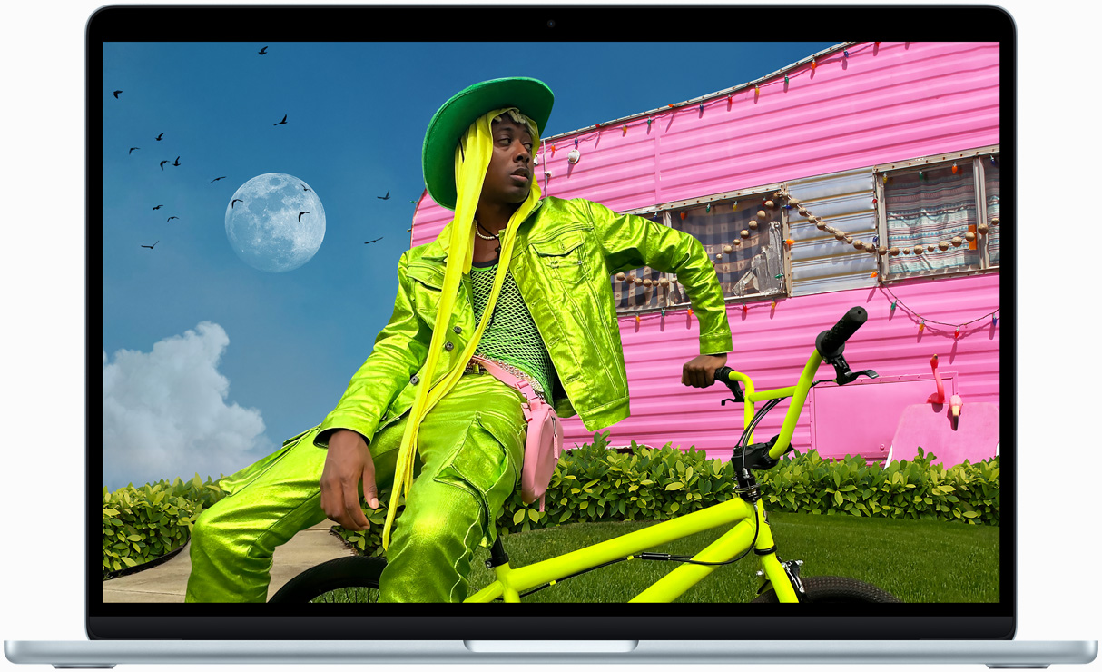 Pantalla de un MacBook Air que muestra la foto de una persona con ropa colorida para destacar la gama de colores y la resolución de la pantalla Liquid Retina