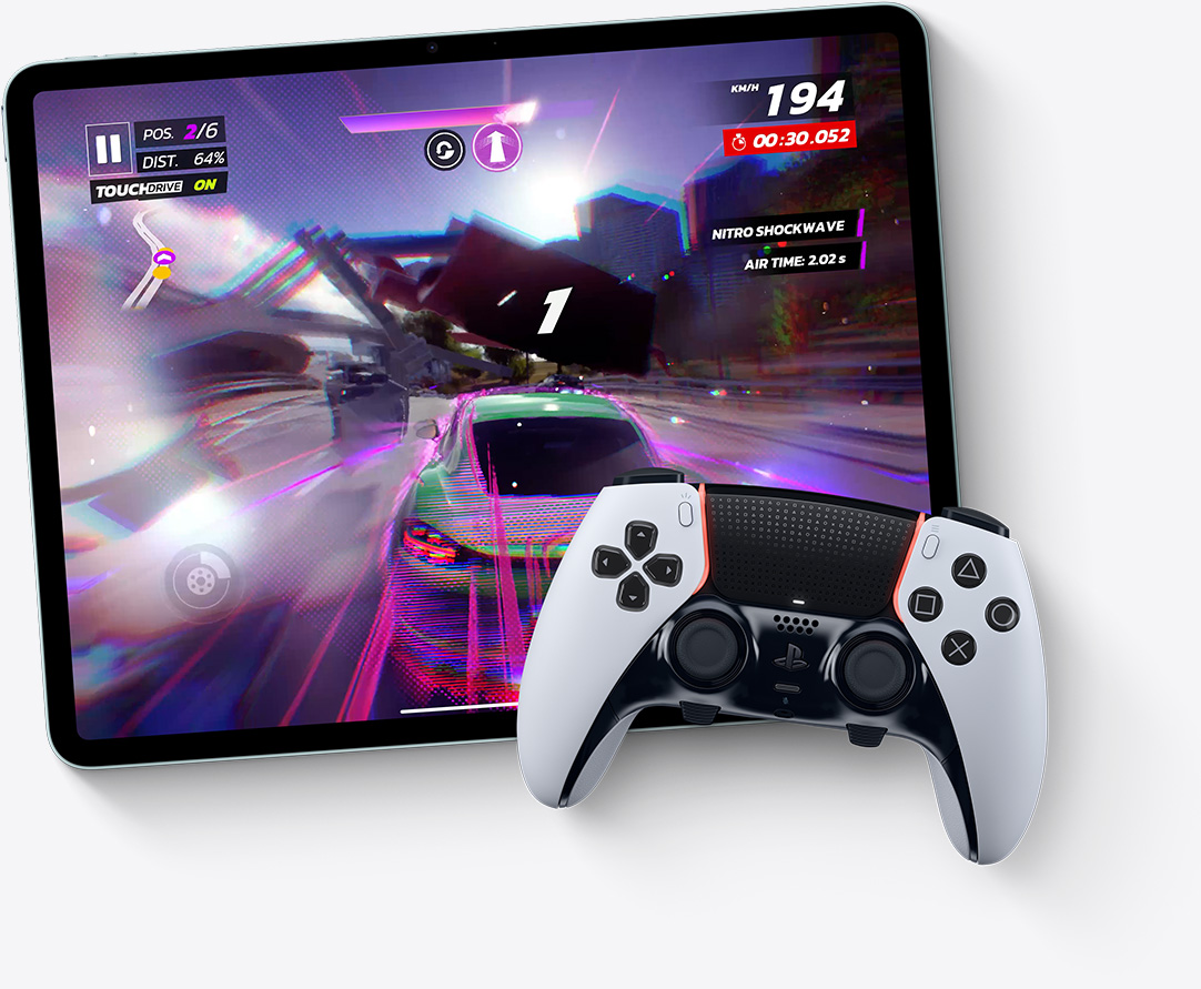 iPad Air nằm ngang, màn hình hiển thị trò chơi điện tử Asphalt Legends Unite, tay cầm chơi game PlayStation
